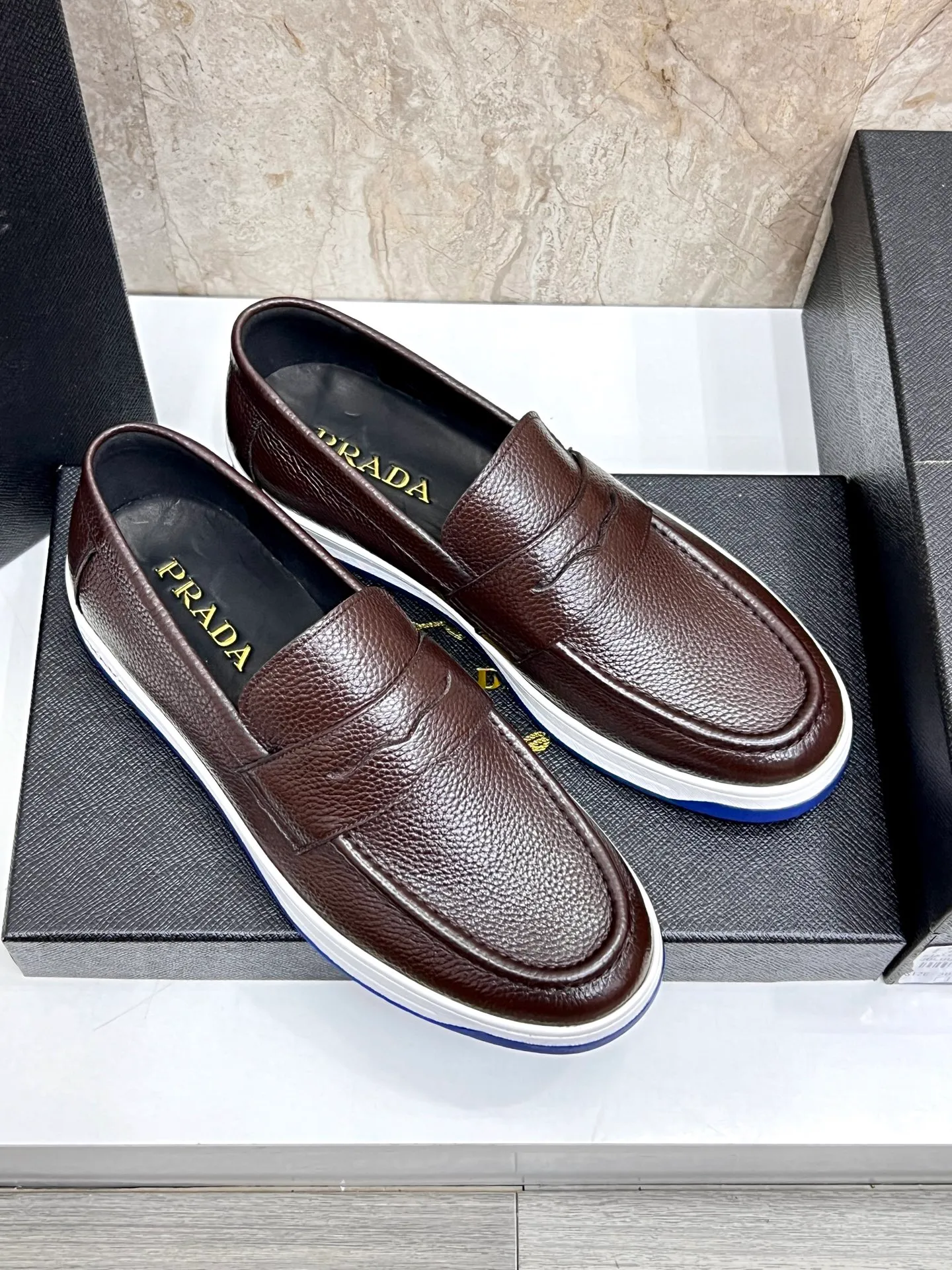 💰620 Prada classic men’s lace-up casual shoes｜Imported cowhide upper｜Layered stitching design on the upper Lightweight and breathable｜Soft and comfortable｜PRADA letters on the side｜Distinctive sporty style Showing the brand style｜Lightweight embossed rubber sole｜With cowhide foot pad lining｜Excellent foot feel Fashionable and elegant｜Size: 38-44 (customized at 45)